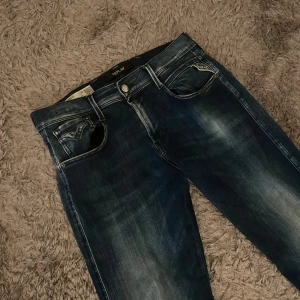 Replay Anbass Hyperflex - Tja tja! Säljer dessa feta replay anbass jeans som är använda 2 gånger av mig. Inte tyckt att modellen passar mig därför jag säljer. Skick 9/10, inga defekter alls! Bara att höra av sig för frågor, bilder mm!😁💯