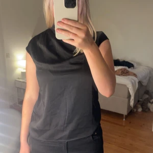 Kortärmad satin blus - Super fin satinblus ifrån shein! Har aldrig använt och säljer pga att den inte kommer till använding och att den är tajt i armarna! Säljer en lika i vit också!🤍