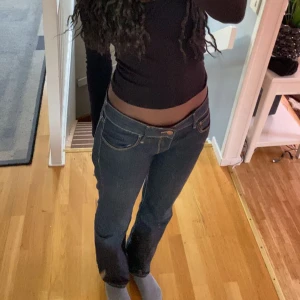 Mörkblåa jeans - Säljer dessa blåa jeans då det har blivit för korta för mig. Jag är 171 cm låg och har storlek 34/36 i jeans.