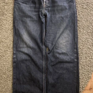 Blå jeans - Blå Levi’s  jeans i bra skick   Mått: Midja:41 cm Bredd vid lår: 31cm  Benbredd: 23cm  Längd:103cm 