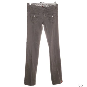 Grå jeans - Grå jeans Sitter bra på mig som är 160. Midjemått: 68 cm Innerbenslängd: 80 cm