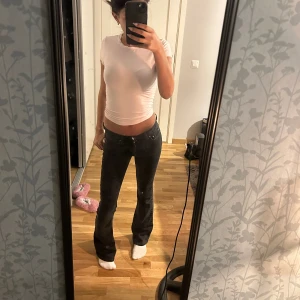 Lågmidjade jeans - säljer dom här fina bootcut low waist jeansen från Gina Tricot. de är i storlek Xs men passar även S. säljer då jag har ett par liknande. säljs för 100kr köparen står för frakten! 