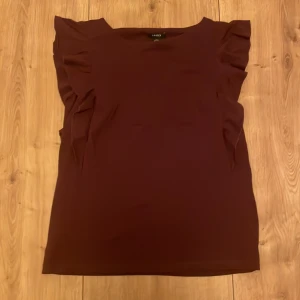 Tröja  - Tröja vinröd från Lindex nästan helt ny och oanvänd. Fin men säljer för att den är för stor❤️❤️❤️