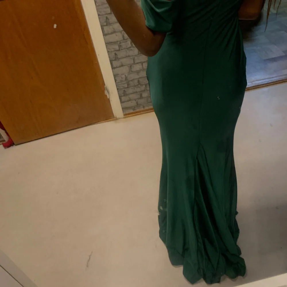 Mycket fin & elegant. Använt 2 gånger. Fortfarande lika ren. Kommer ej ihåg vart den var ifrån eftersom att det var så länge sedan. Fler bilder? Skriv 💞(är 1,65) klackar med klänningen skulle ej behövas eftersom att den är så lång & nuddar marken. . Mekot.