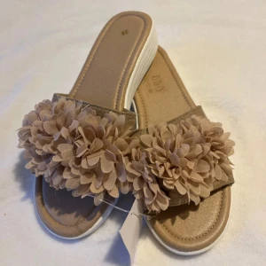 Beige tofflor - Ny med prislapp,  Köpt från rusta för 150kr den säljs inte längre där.  storlek 39 men den passar 37/38