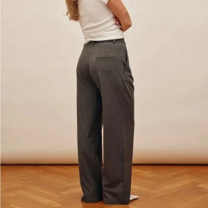 Djerf avenue Favorite Pants Grey, storlek XS - Byxornas modell är tall/lång, men har sytt upp hos skräddare så se tredje bild för hur de sitter på mig. Jag är 168cm lång. Knappt använda! kostar 1500kr på hemsidan. 