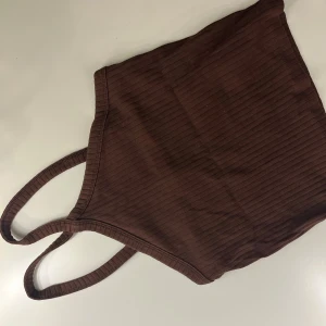 Brun topp - Ribbad tröja från Gina Tricot🩵 köpt för nått år sen men sparsamt använd.