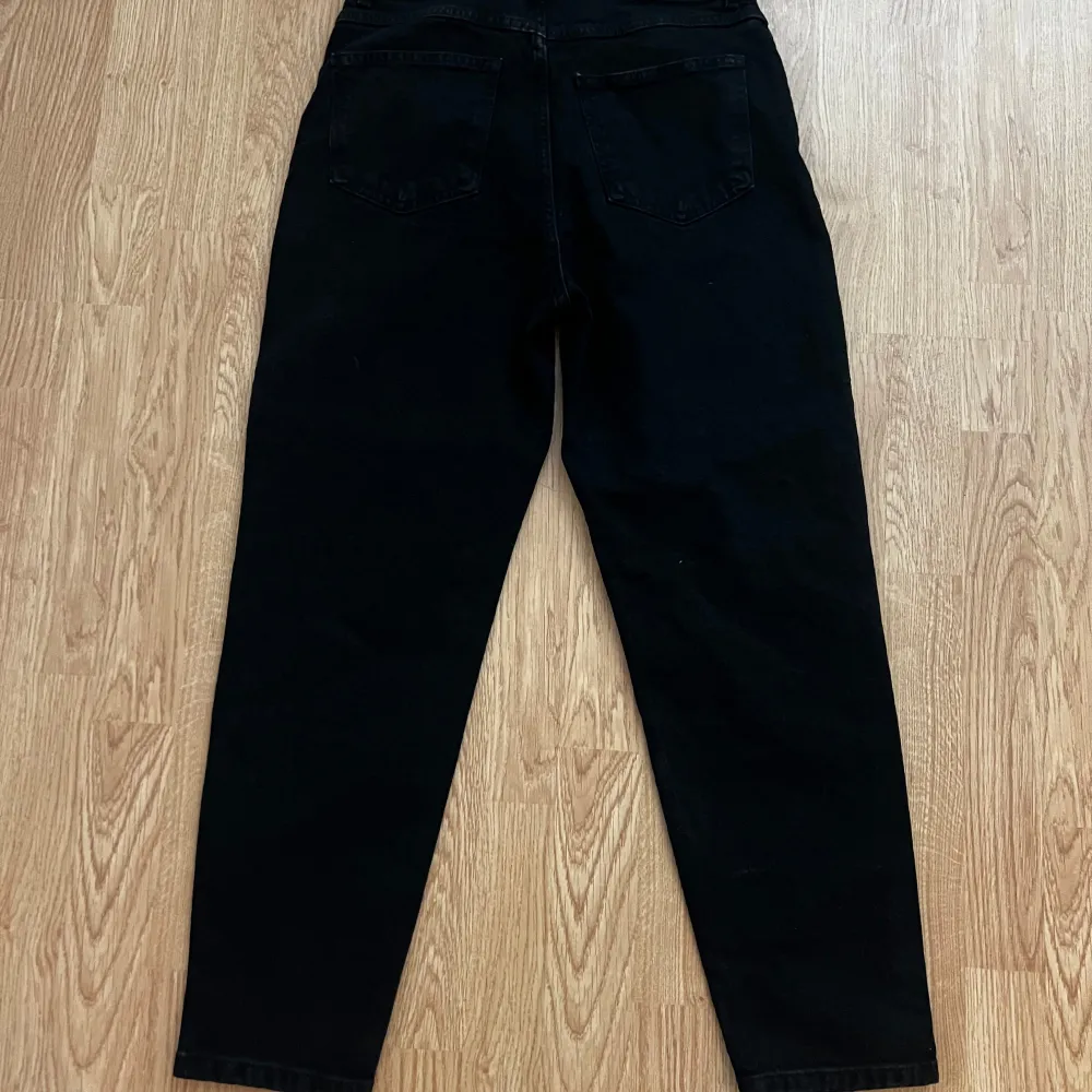 These mom jeans are stretchy and feature a high waist. They have a five-pocket design and raw details. New with tags on. Originall prize 549 kr. . Jeans & Byxor.