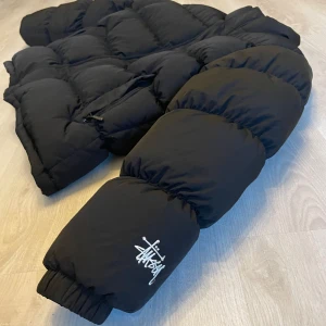 Stussy Jacka - Säljer denna riktigt feta jacka från Stussy i storlek S. I mycket bra skick. Nypris: -4000 kr, mitt pris: -2200 kr. Hör av dig om du är intresserad eller har några frågor.