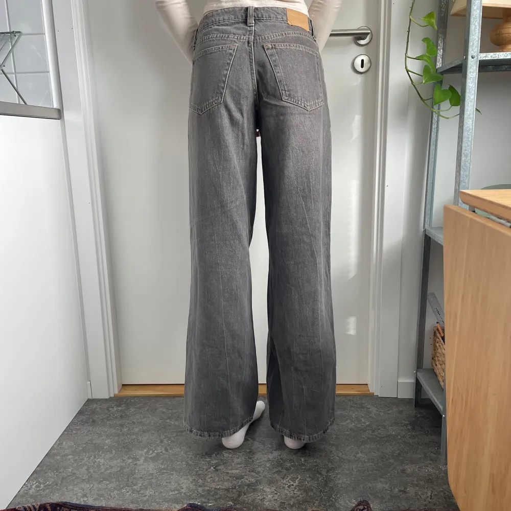 Lågmidjade gråa jeans från weekday i modellen ample low loose jeans. W25 L34. Sparsamt använda. . Jeans & Byxor.