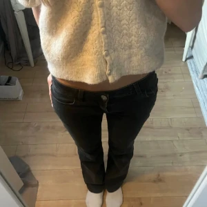 Svarta jeans  - Jag säljer dom här Jensen från hm som jag köpt på Plick. Dom var tyvärr lite stora, inga defekter och i bra skick💘(lånade bilder)