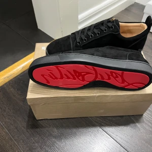 Skor - Säljer dessa Christian Louboutin skorna, helt nya, oanvända, mycket hög kvalité och material, allt i bild 5 medföljer kom dm