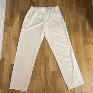 Adidas - Storlek M. Använda 1 gång. Helt nytt skick. Nypris 570kr jag säljer för 350kr