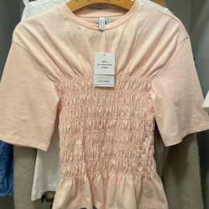 & other stories smockad topp - Säljer denna fina & other stories topp som är helt ny💕 strl S