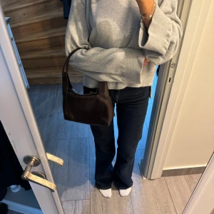 Äkta Gucci väska  - Mörkbrun läderväska från Gucci, köpt från vestaire Collective och även äkthetsbevisad/exper authentication via Vestiaire. Har fler bilder så det är bara att fråga vid intresse