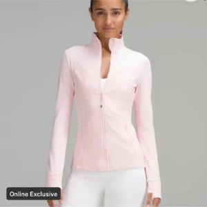 Lululemon define jacket strawberry milkshake  - Storlek 0 passar mig som brukar ha XS/S. Färgen strawberry milkshake som är slutsåld på hemsidan. Endast använd 1 gång så den är som helt ny! Använd gärna köp nu🩷