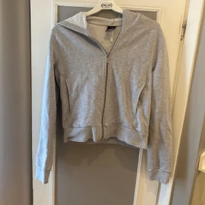 Hoodie  - Hej! Jag säljer denna hoodie då jag växt ur den, fintskick endast ett litet hål på tröjan💞 Stl xl men den är liten i storleken och jag som har xs/s har använt den  Pris kan diskuteras 