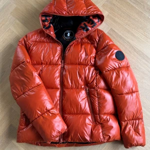 ”Save The Duck” Jacka - Säljer nu min gamla jacka då jag inte använder den så mycket längre. Den har haft minimal användning och är i nyskick. Inga hål/revor eller andra skador. Den är i storlek L men passar även folk med M väldigt bra. 