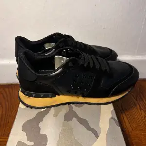 feta valentino rockrunners i storlek 43, jätte fint skick enda defekten är att en nit är avslagen men syns knappt. Pris kan diskuteras vid snabb affär🤩 Dust bag, skolåda och extra skosnören finns