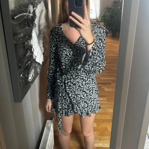 Klänning suit  - Svart blommig fin suit som ser ut som en klänning använd knapp lite lös men går att sy fast. Storlek xxs