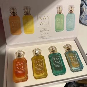 Kayali Vacay in a Bottle Miniset - Upptäck Kayali's Vacay in a Bottle miniset med fyra olika dofter. Setet innehåller små flaskor i olika färger och dofter. Alla flaskor saknar cirka 1-2 ml. 
