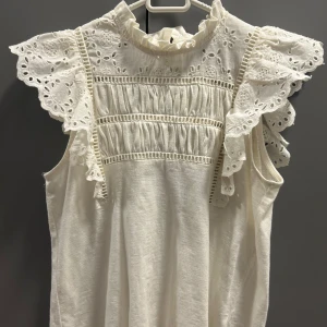 Vit blus - Säljer denna jätte söta vita  blus/topp från Lindex i strl XS. Den är andvänd max 3ggr och är i nyskick.