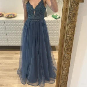 Balklänning - Den perfekta balklänningen! Endast använd vid ett tillfälle under min studentbal och är fortfarande i mycket fint skick! Storlek 34 men passar mig som normalt har S! Jag är cirka 170 lång och hade cirka 7 cm klack för att klänningen skulle passa på längden. Köpt för 1700, pris kan diskuteras