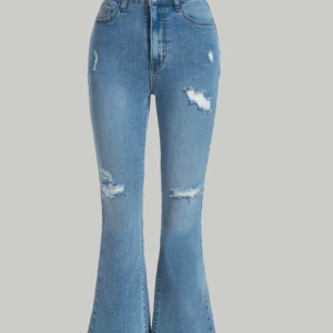 Blå bootcut jeans med slitningar - Snygga blå bootcut jeans, jätte fina.                 Säljer för 105 kr,Original pris 229. Pris går att diskuteras 11-12 år gammal fast är som xs-S, jag är 1,58 och byxorna passar perfekt i längden 