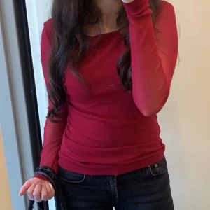 Röd långärmad mesh topp - Snygg röd långärmad mesh topp med rund halsringning. Dubbel fram&baksida så inte lika genomskinlig som ärmarna ❤️