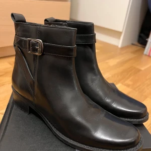 Svarta boots/ stövlar  - Snygga svarta boots i storlek 38. Aldrig använda pga fel storlek. Köpta för 299kr och säljs för 175kr.