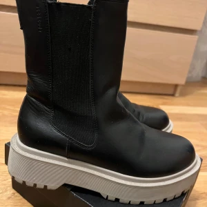 Svarta boots/ stövlar  - Snygga svarta boots i skinn. Köpta från märket attitude och är knappt använda. De är i storlek 38 och säljs för 199kr