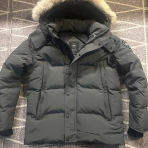 Canada Goose - Säljer min canada goose jacka i storlek M. Jackan har inga skador eller hål. Päls  tillkommer med vid köpet.  Priset kan diskuteras