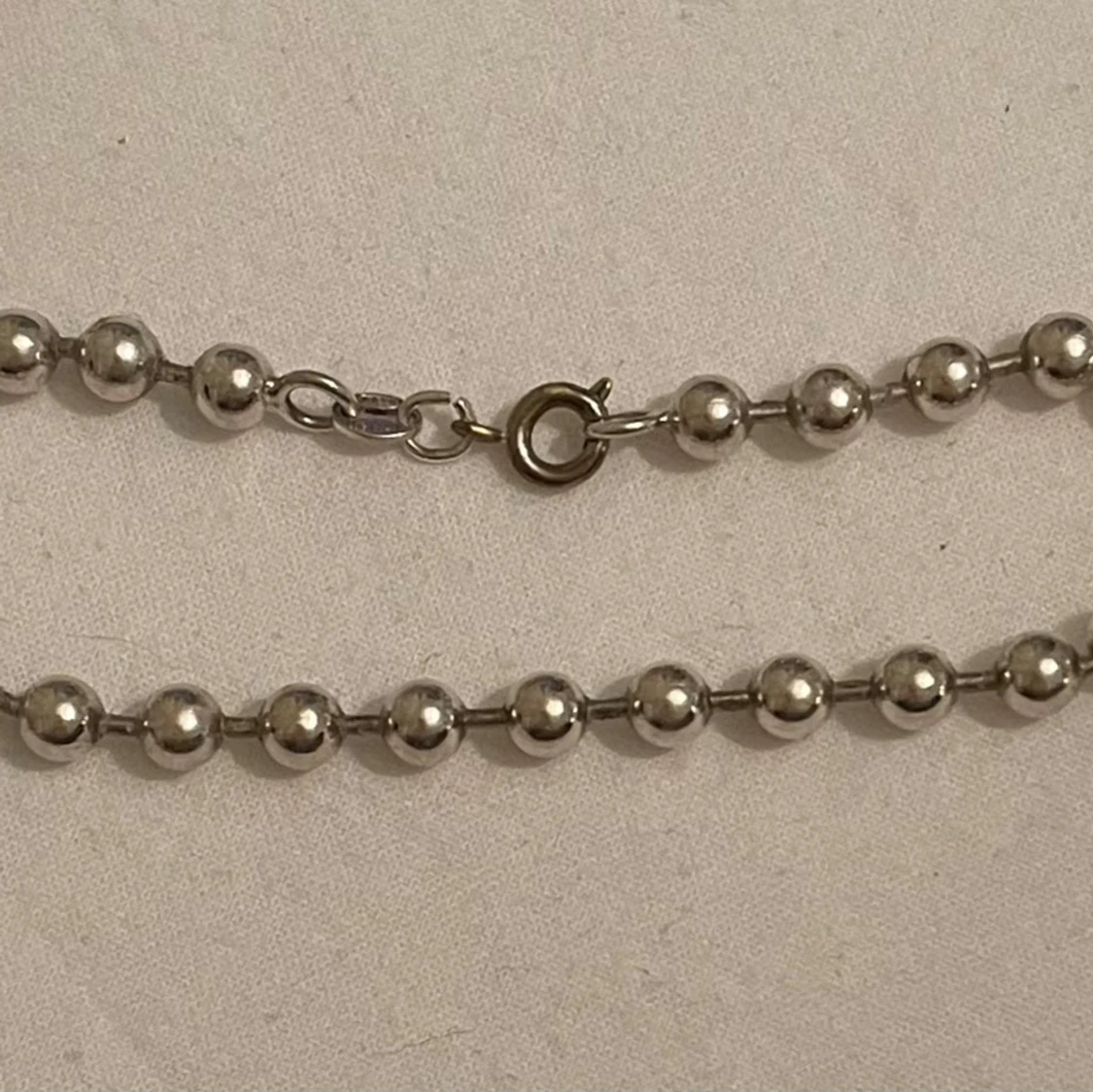 Silverfärgat armband med kulor - 92