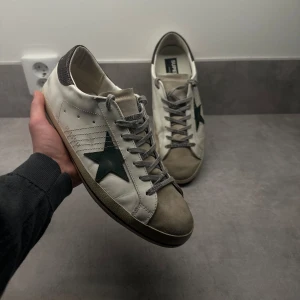Golden goose Super-Star Seedpearl Green - Snygga Golden goose: Super-Star Seedpearl Green. Köpt nya från Merch Sweden för 3699 kr. INGEN BOX. 9/10 Skick. Storlek 45