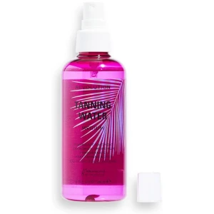Revolution Tanning Water Medium - Revolution Tanning Water i nyansen Medium är en brun-utan-sol-spray i en rosa flaska med vit spraypump. Perfekt för att ge huden en solkysst look utan solens skadliga strålar. Enkel att applicera och ger en jämn färg. Köpt för 92kr