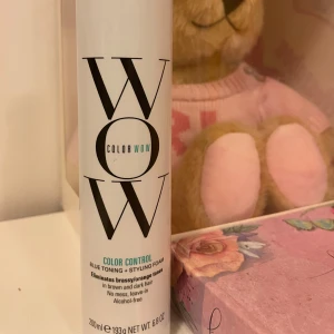 Color Wow Color Control Blue Toning and Styling Foam 200 ml - Color Wow Color Control Blue Toning Foam eliminerar mässings- och orange toner i brunt och mörkt hår. Produkten är alkoholfri och lämnas i håret utan att kladda. Perfekt för att fräscha upp hårfärgen och styla samtidigt. Den har heatprotection också, så den skyddar mot värme.Har endast testat den en gång, men har inte kommit till användning sen dess så tänkte sälja den om den kommer till användning av någon annan.