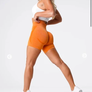 Orange shorts från Nvgtn - Säljer ett par blå NVGTN shorts också (köp båda för 600kr!!) Snygga orange shorts från Nvgtn med hög midja och tight passform. 