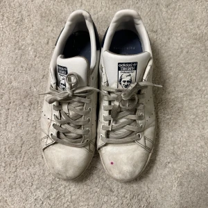 Adidas Stan Smith sneakers - Stl 38 2/3 - Säljer ett par klassiska vita Adidas Stan Smith sneakers, kan bli supersnygga igen efter en tvätt!