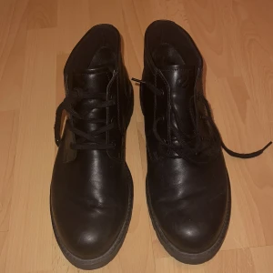Svarta kängor från Ecco - Säljer ett par svarta kängor från Ecco i riktigt skinn i storlek 45. De har snörning och en robust sula, perfekt för höst och vinter. Klassisk design som passar till många olika stilar. Nästintill oanvända