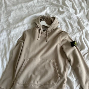 Stone island Hoodie - Stone hoodie i storlek M, skulle säga att det sitter som en S.  9/10 skick. Köpt för 3400 på nk i Stockholm (kvitto finns). Säljer för 2000kr, kvitto finns