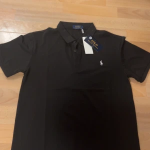 Polo Raulph Lauren pike - En Polo Raulph Lauren pike i storlek M. Aldrig använt, lapparna följer med. Säljs pga att den inte passar mig som har storlek S på sig. Ny pris 1595kr. Min pris 499kr. Pris diskuteras via snabbaffär.