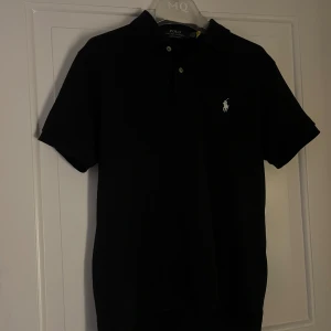 Ralph lauren piké - Snygg piké med bra kvalitet från Ralph lauren. Skick 9/10, använd fåtal gånger. Sitter som M. Hör gärna av dig vid funderingar👍