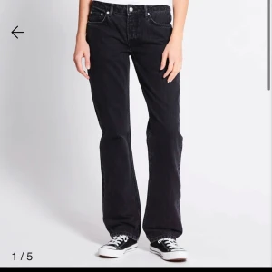 Svarta jeansbyxor - Snygga svarta jeansbyxor med en klassisk straight passform från lager 157 i modellen ”ICON”. Jag är 171 cm! Nypris 299kr!