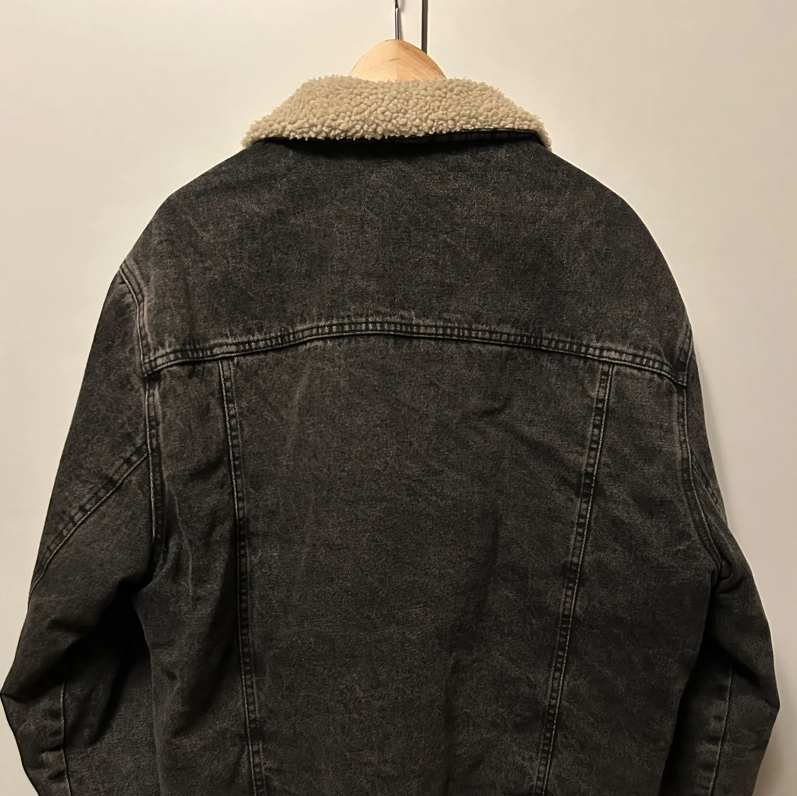 Svart jeansjacka med teddyfoder från Pull&Bear - 90