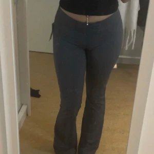 Grå bootcut byxor - Snygga grå bootcut byxor med låg midja. Helt nya med prislapp bara testade.