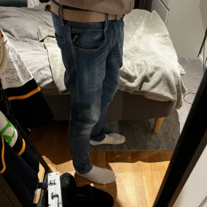 Replay Jeans Hyperflex - Jag säljer nu mina feta replays, hyperflex i slim fit. Strl 32. Skick 10/10 inga skador eller liknande. Kvitto tillkommer samt box då jag köpte den från replays hemsida. Hör av er vid frågor! 