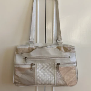 Unik handväska  - Säljer min unika handväska med många olika detaljer. Den har mönster på både fram och baksidan. Är jättegullig och passar till allt ❤️