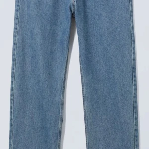 Weekday Space Relaxed Straight Jeans 90s Blue - Mellanblå stl 28/32 - Helt nya Weekday Space Relaxed Straight Jeans 90s Blue - Blå Mellanblå stl W 28 L 32. Jeans med avslappnad passform, raka ben, och lång längd. Dessa jeans är tillverkade av kraftig ekologisk bomulls-denim utökade med återvunnen bomull. De har en klassisk 5-ficksdesign och en knappgylf. Bomull 100% Ytterlager: Ekologisk bomull 60%, Återvunnen bomull 40% Foder: Ekologisk bomull 80%, Återvunnen bomull 20% Skötselråd Maskintvätt 40° Kemtvätt