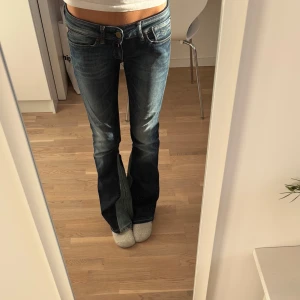 Replay jeans - Så fina detaljer, st 28/32. Midjemåttet är 38cm rakt över och innerbenslängden är 76cm💞