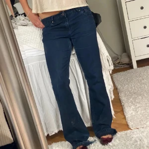 Mörkblå bootcut jeans - Snygga mörkblå bootcut jeans med låg midja. Älskade verkligen de här men tyvärr var de för stora så bilderna är därav från förra ägaren😝